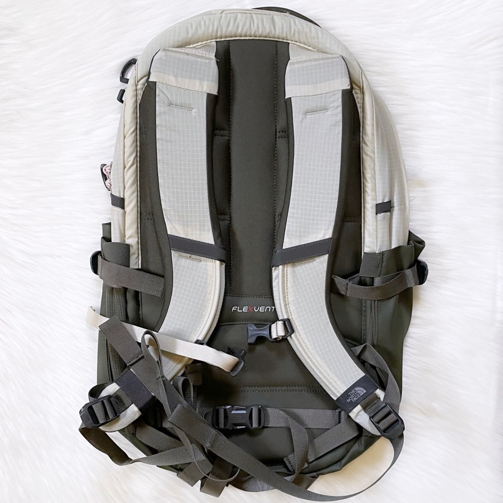 The North Face Women’s Recon 30 Liter Backpack - Picture 4 of 10